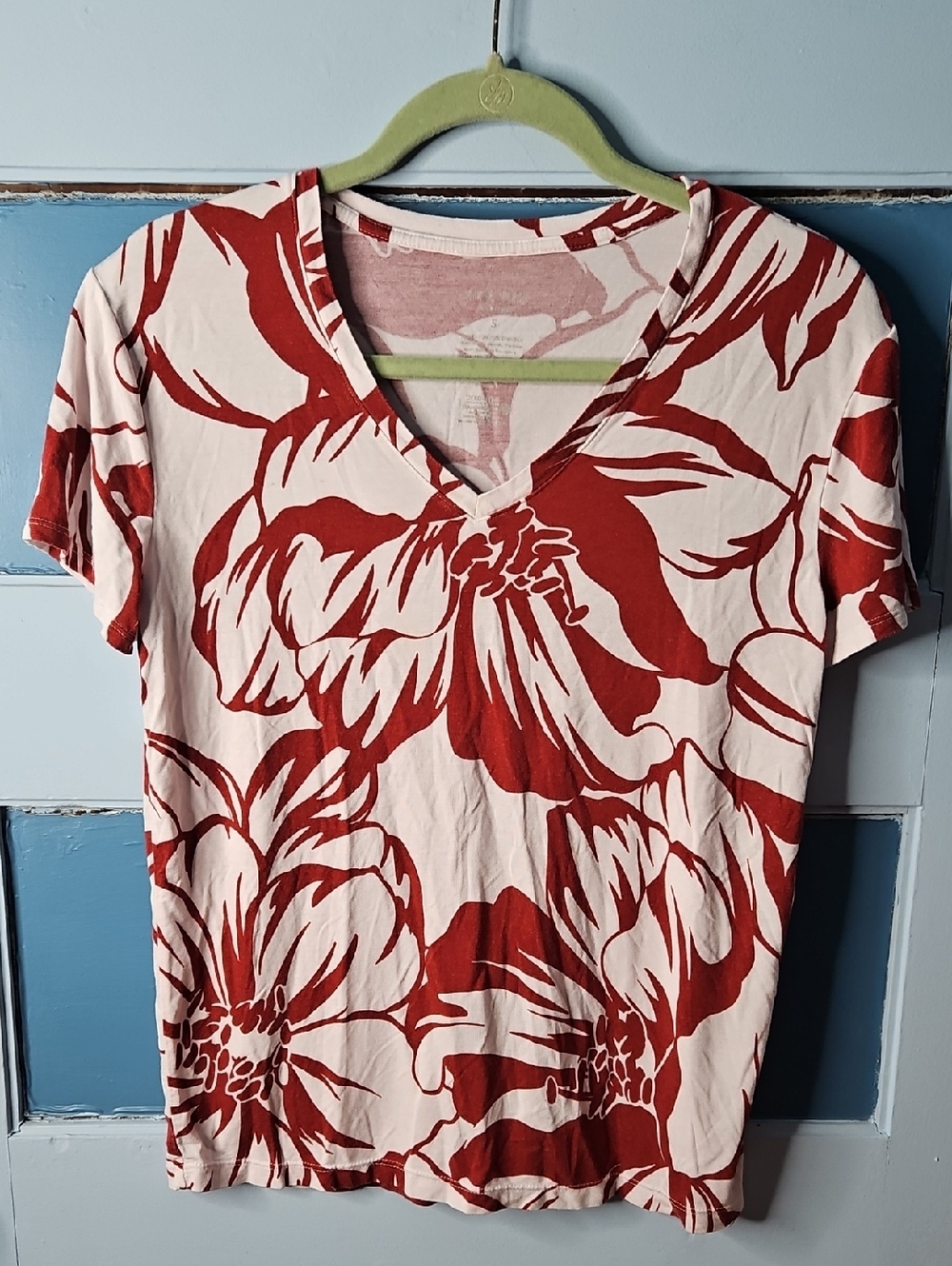 Nine West Women's Red Floral V-Neck Tee Small